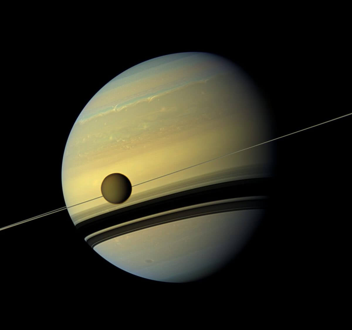 土星とその衛星タイタン