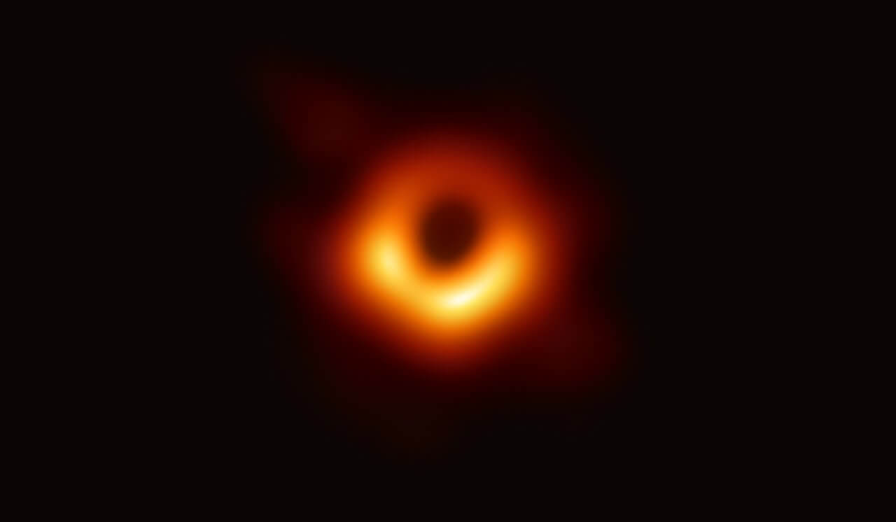 世界初のブラックホール