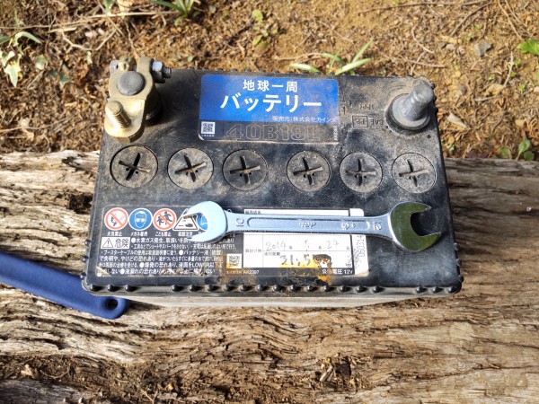 サンバートラックの取り外した旧バッテリ