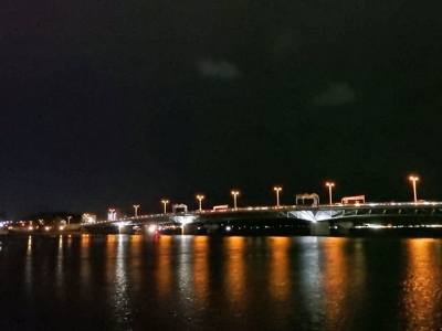 宍道湖大橋の夜景。画面奥が宍道湖、対岸はJR松江駅や玉造温泉方面。