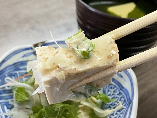 高砂　出前　鰻丼　豆腐サラダ　いただきます