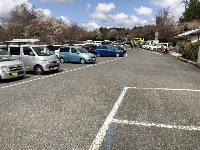吉野　駐車場の乗用車