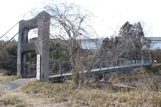 岩穴の吊り橋