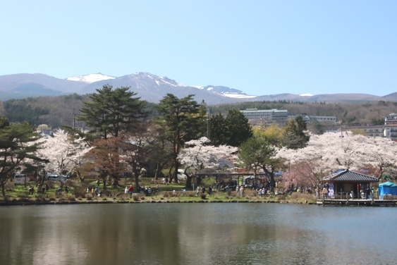 鏡ヶ池からの安達太良山