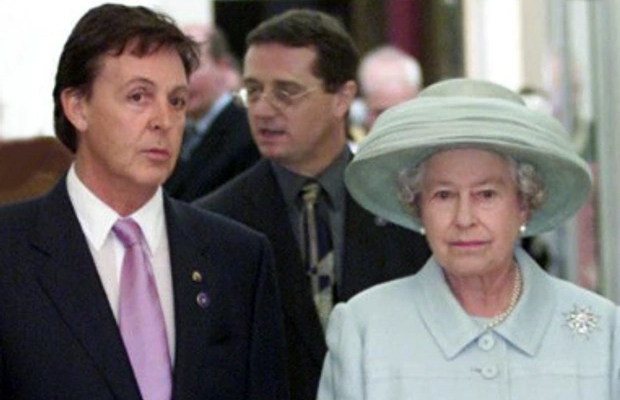 Paul and Queen Elizabeth at the Walker Art Gallery in Liverpool on the 25th July 2002