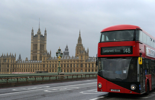 国会議事堂前を走る2階建てバス - 2021.10.16 英ロンドン
