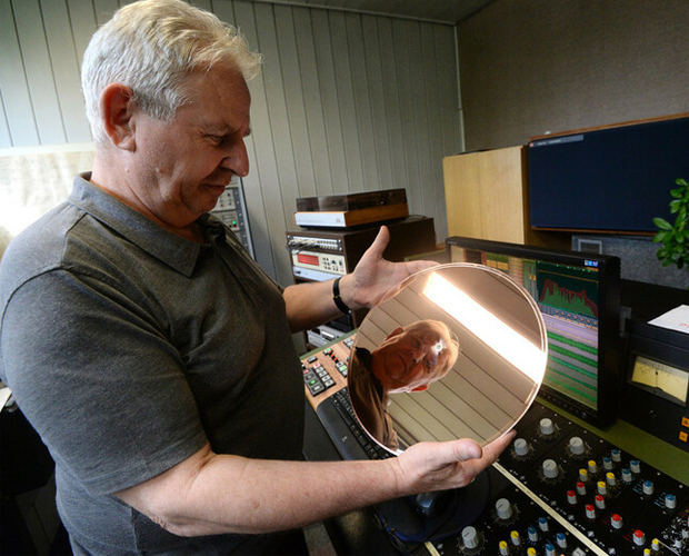 チェコのロジェニツェ村でレコードプレス機を使ってレコード盤を製造しているGZメディアで将来、マスター音源として使用される金属原盤 - 2015.6.1